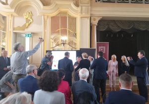 Wręczanie nagród dla Nauczycieli Innowatorów w sali Pałacu Poznańskiego, w tym naszej Pani Kasi.